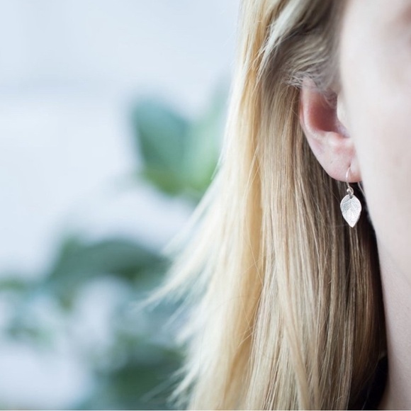 NWT Dazzling 925 Solid Sterling Silver Leaf Earrings. - Picture 5 of 5